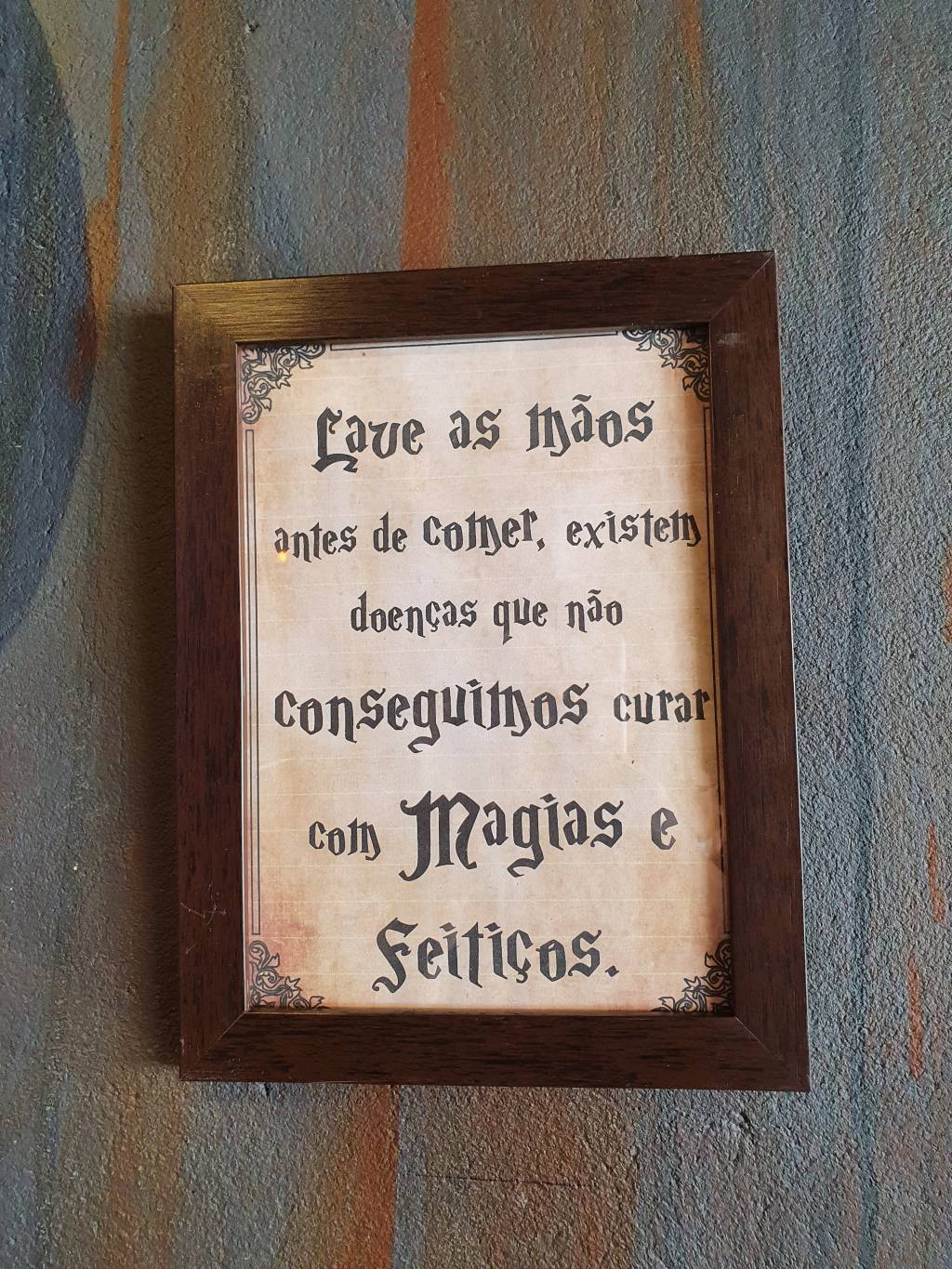 Restaurante Beco Hexagonal em São Paulo é inspirado em Harry Potter Placa diz: lave as mãos antes de comer, existem doenças que não conseguimos curar com magias e feitiços