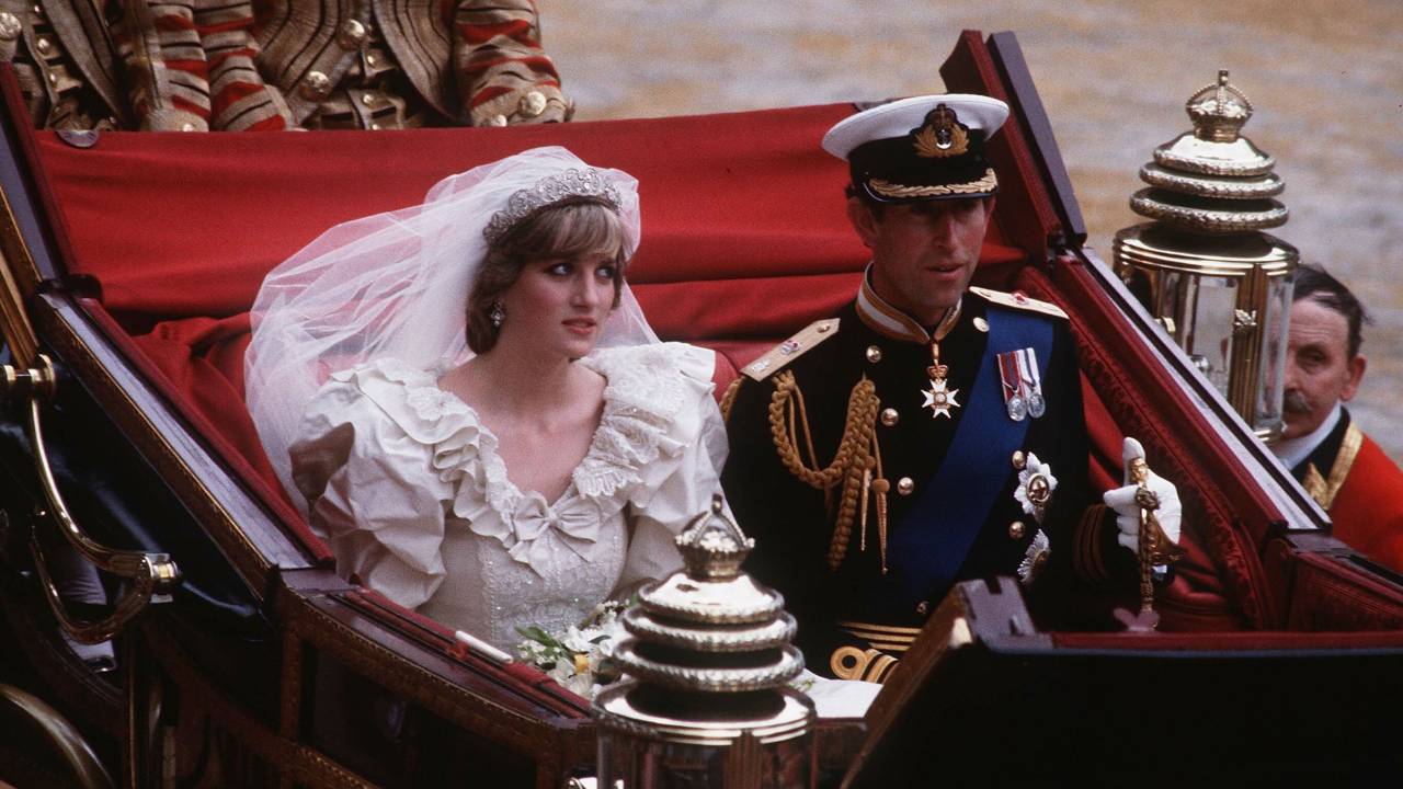 príncipe charles e princesa diana em carro aberto após cerimônia de casamento. charles olha para frente enquanto diana tem olhar de desdém para o céu