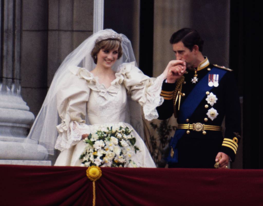 40-anos-casamento-principe-charles-princesa-diana-varanda-beijo-mao.jpg Príncipe Charles beijando a mão de Princesa Diana na varanda do Palácio de Buckingham em seu dia do casamento, em 29 de julho de 1981, após a cerimônia