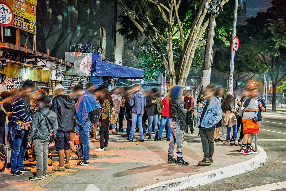 aglomerações-ruas-sp-pandemia-vila-buarque A imagem mostra uma esquina repleta de jovens, sem máscaras, próximo a um bar