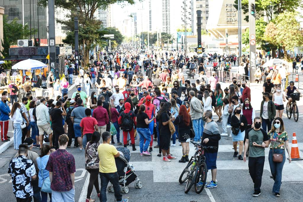 Do “homem da cobra” ao pastor, paulistanos lotam a Avenida Paulista