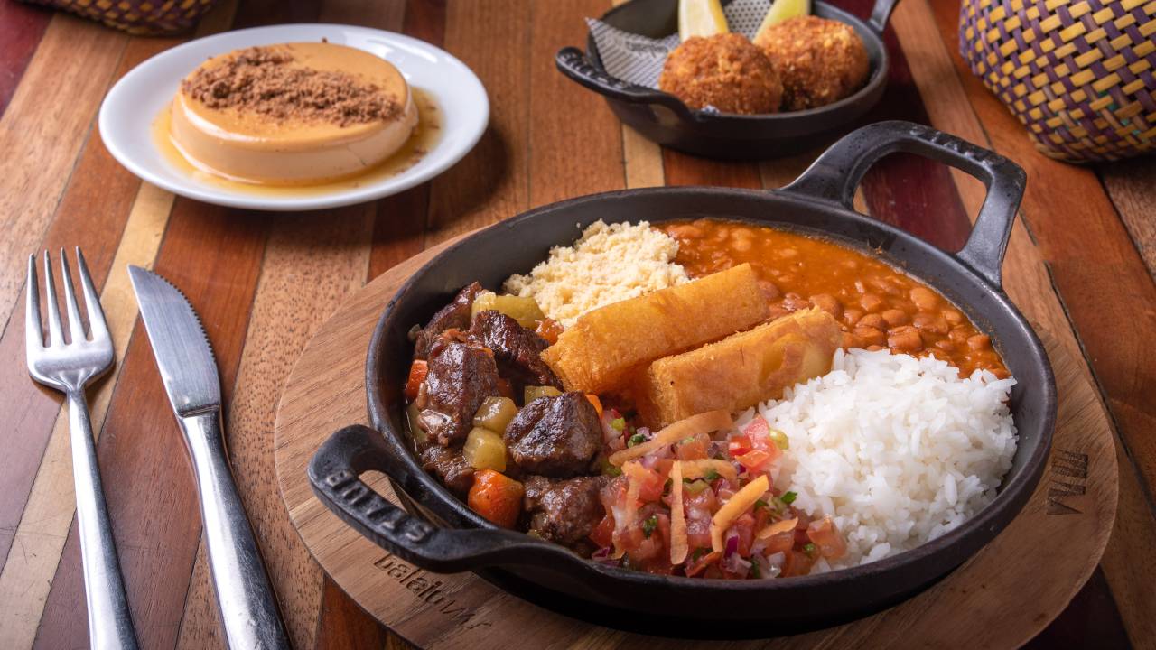Panelinha de metal com arroz, feijão, farofa e picadinho de carne.