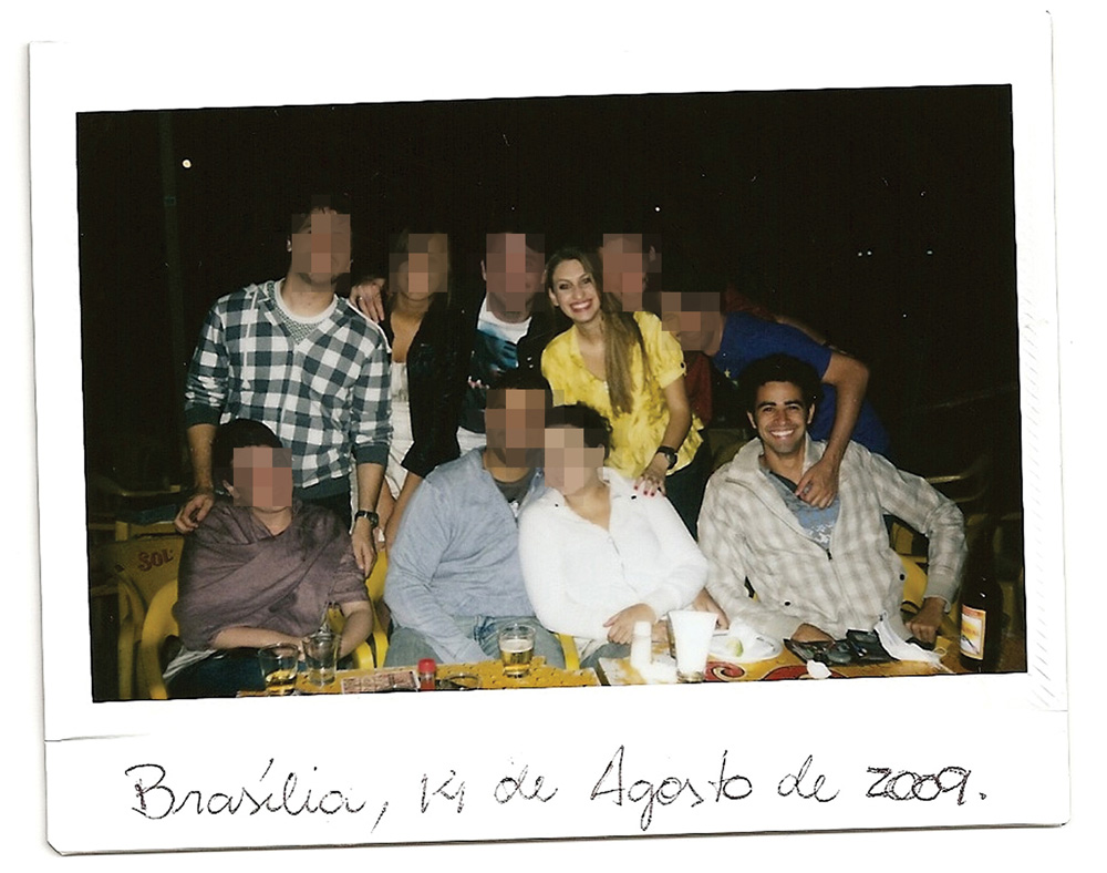 Carol Amarelo Tiago sentado na ponta direita.jpg A imagem mostra Carol em pé e Tiago sentado em uma mesa de bar. Há várias outras pessoas em volta e os dois estão relativamente longe um do outro.