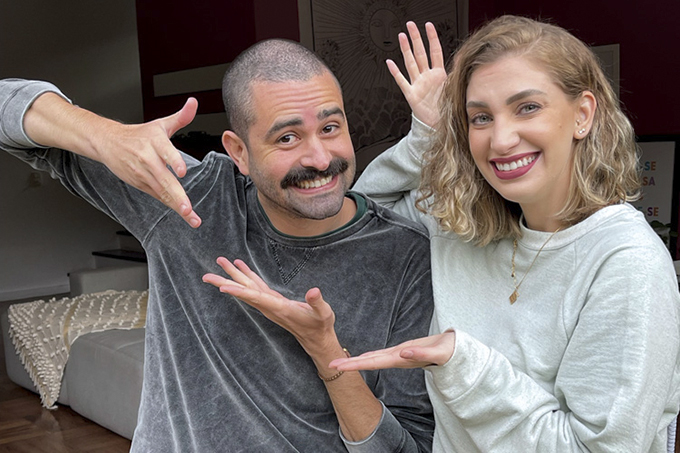 A imagem mostra Carol Moreira e Tiago Souto, os dois sorrindo e fazendo pose para a foto