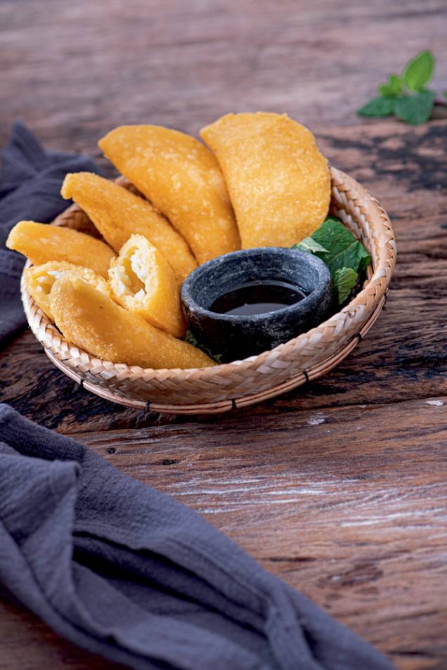 Pastel caipira: de farinha de milho com recheio de queijo de coalho Pastel caipira: de farinha de milho com recheio de queijo de coalho