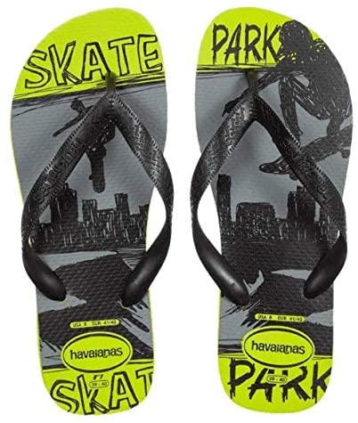 Chinelo da Havaianas. Tem estampa preto e branca de uma pessoa andando de skate e, nas bordas, &eacute; verde com o escrito 