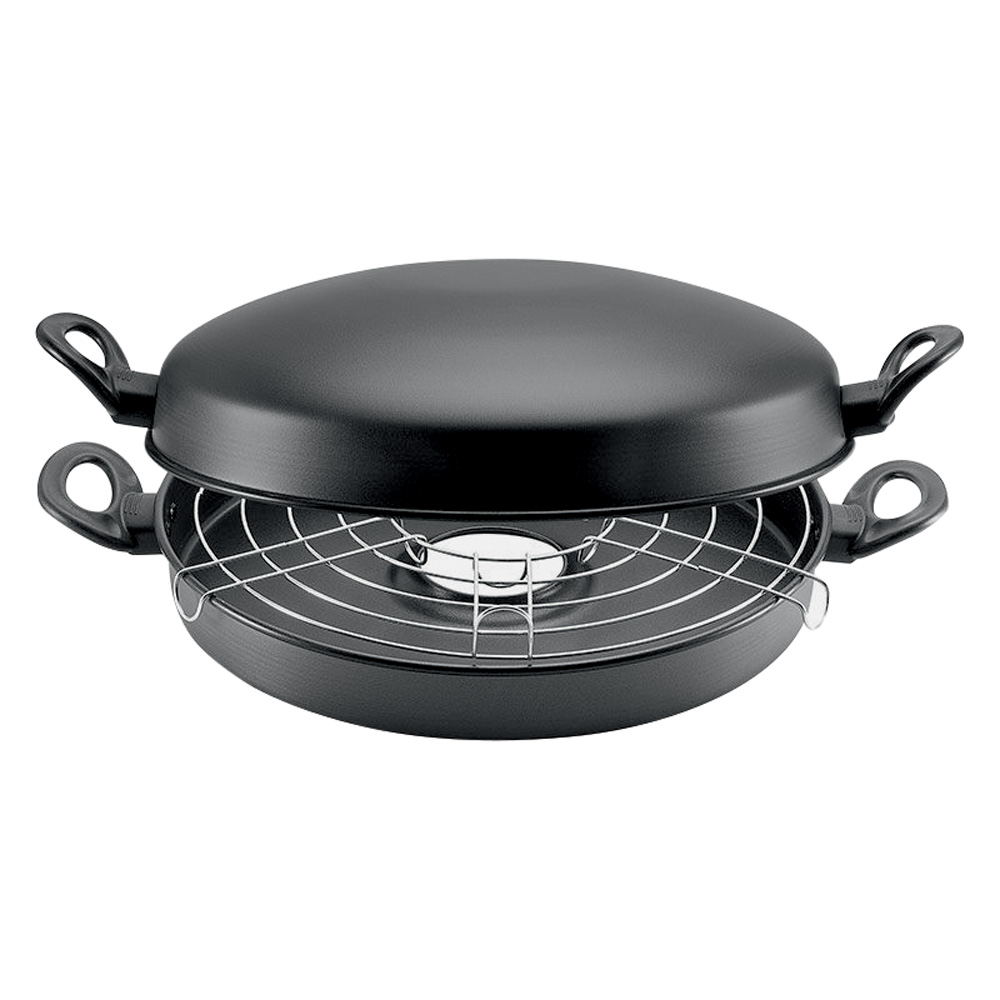 Uma churrasqueira port&aacute;til meio aberta preta