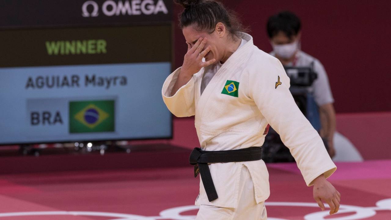 A judoca Mayra Aguiar chorando