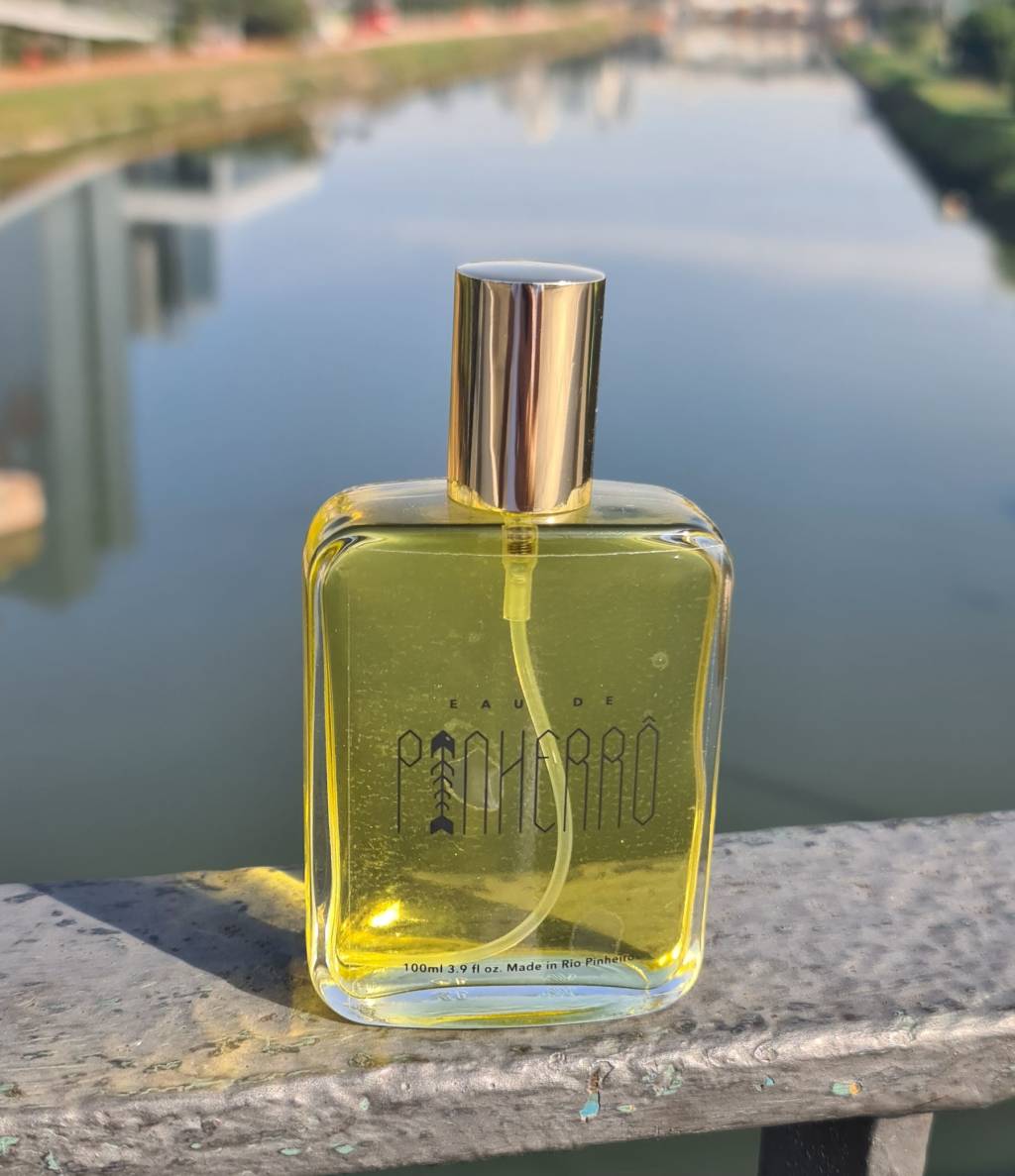 Eau de Pinherrô: entenda o ‘perfume’ feito com água suja do Rio Pinheiros