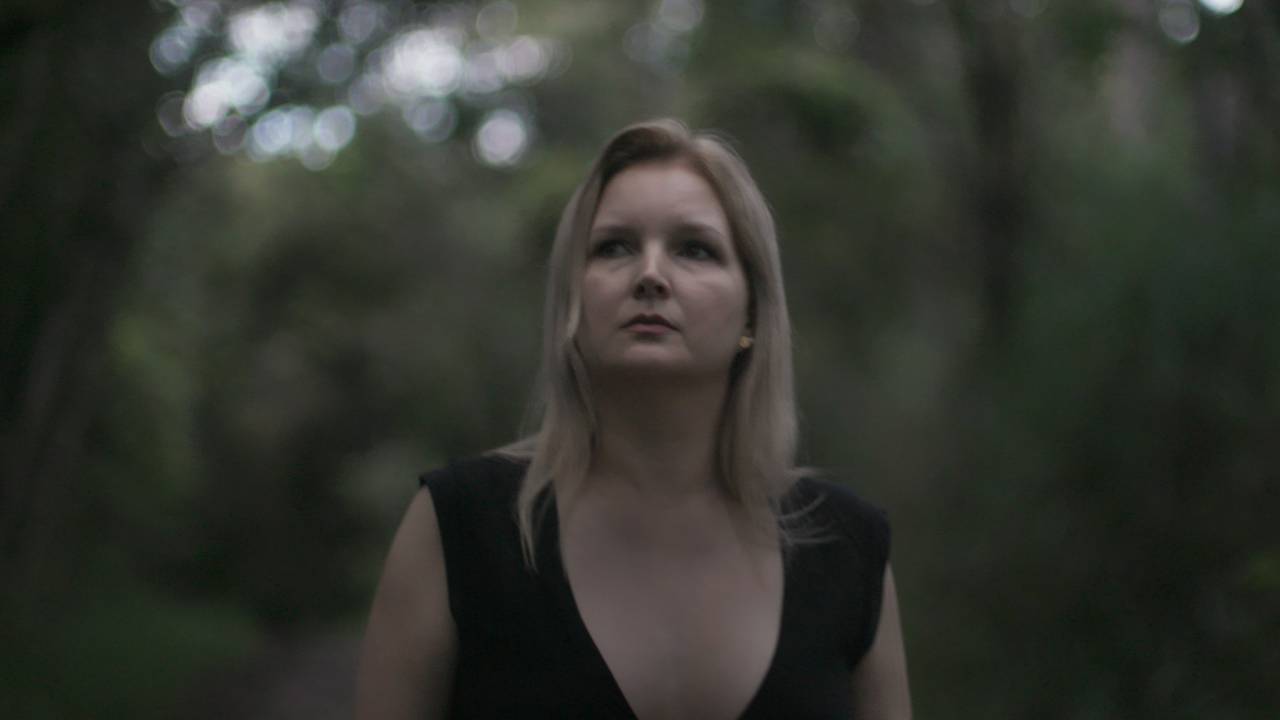 Elize Matsunaga anda por uma floresta em foto de divulgação da série Era uma Vez um Crime