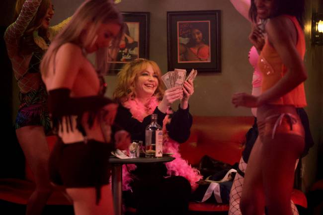 Cena da série Good Girls, com as protagonistas em um clube de stripper