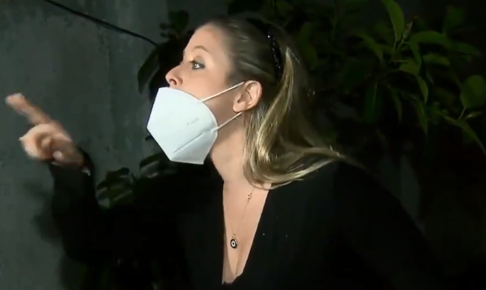 Suposta médica ofende equipe de reportagem em saída de festa clandestina