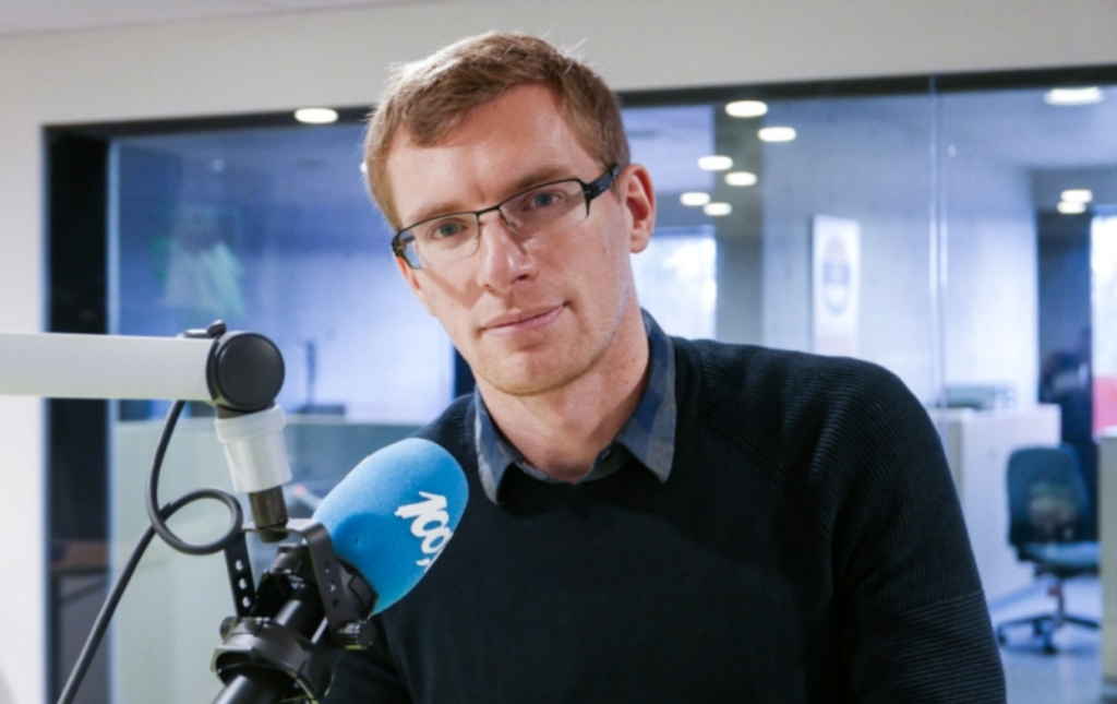 Repórter poliglota já entrevistou Pelé e quase foi morto em guerra na Líbia