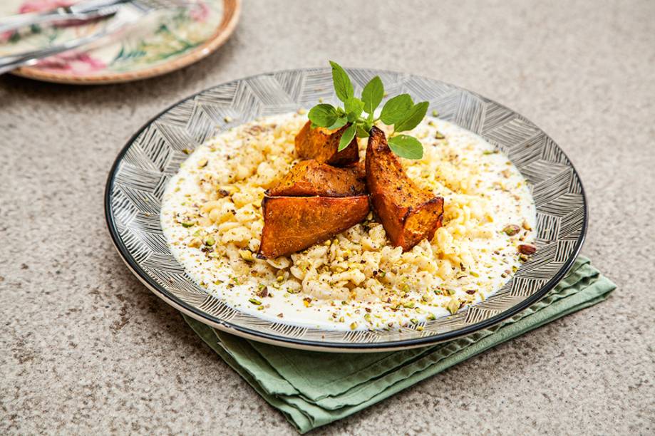 Spätzle: massa de farinha de trigo com molho bechamel e abóbora-cabotiá