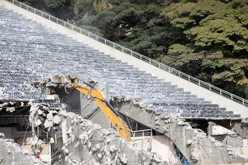 destruição-TOBOGÃ-PACAEMBU-detalhe-arquibancada detalhe de trator destruindo o tobogã