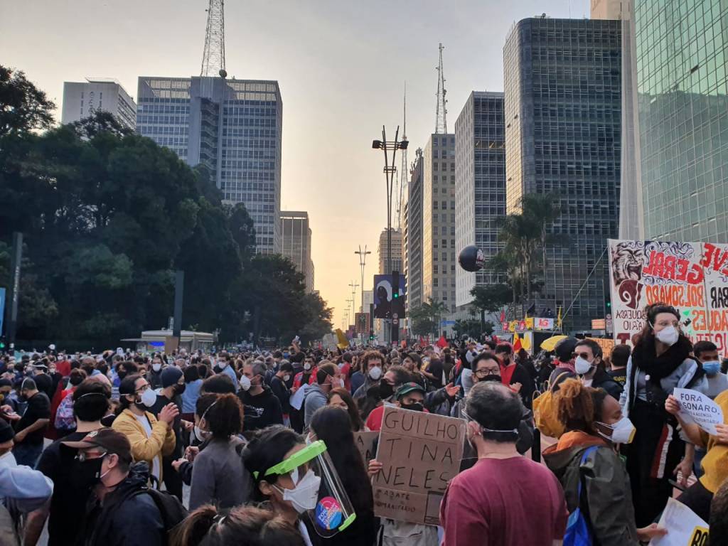 Manifestantes ocupam a Avenida Paulista contra Jair Bolsonaro