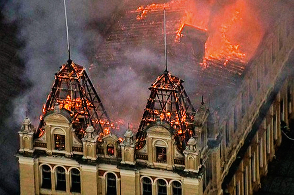 Museu-da-Língua-Portuguesa-reabertura-incêndio.jpg foto aérea de chamas consumindo a estrutura do museu da língua portuguesa, em 2015