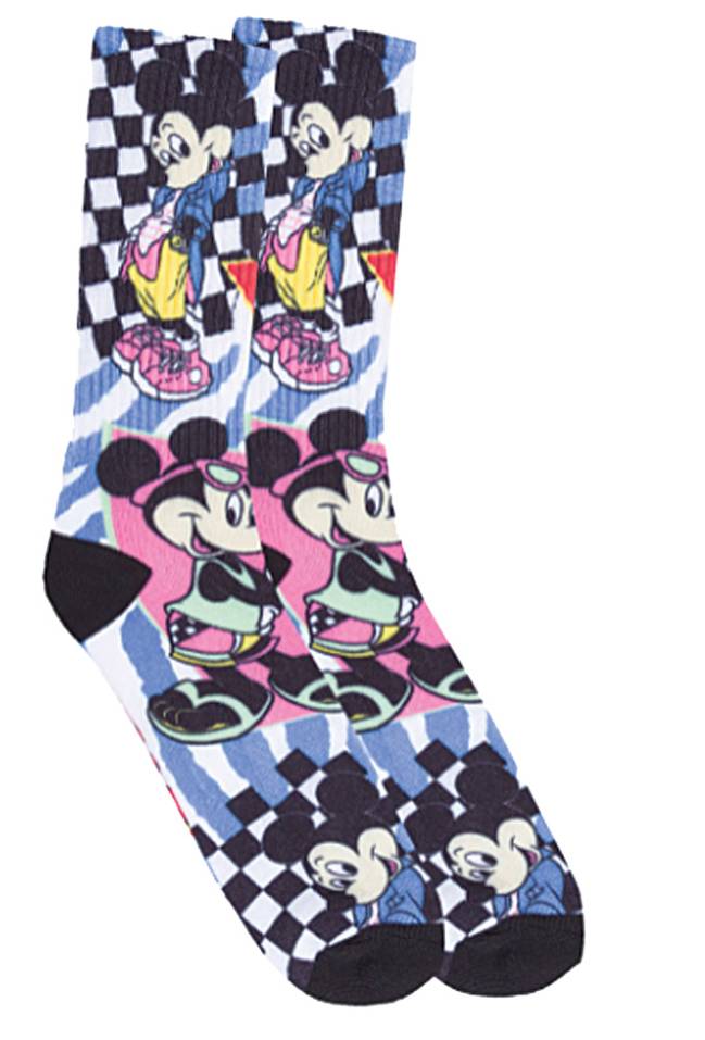 Um par de meias em quadriculado azul tem os personagens Mickey e Minnie posando na estampa