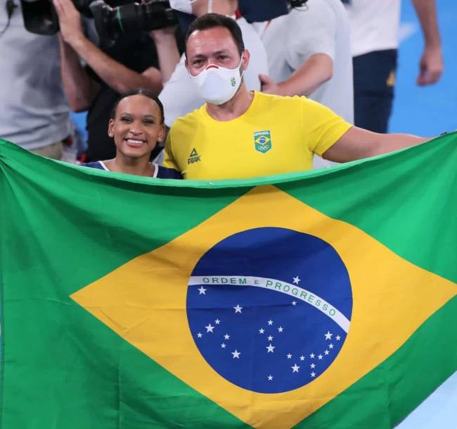 210078128_375124993982692_8205580888476179587_n Rebeca e seu técnico, Chico Porath, com a bandeira do Brasil na frente