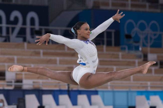 Rebeca Andrade dando um salto