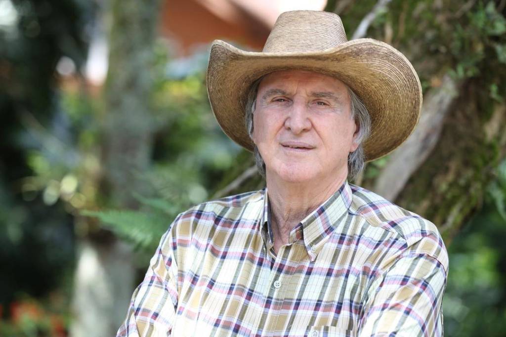 Sérgio Reis é internado em SP