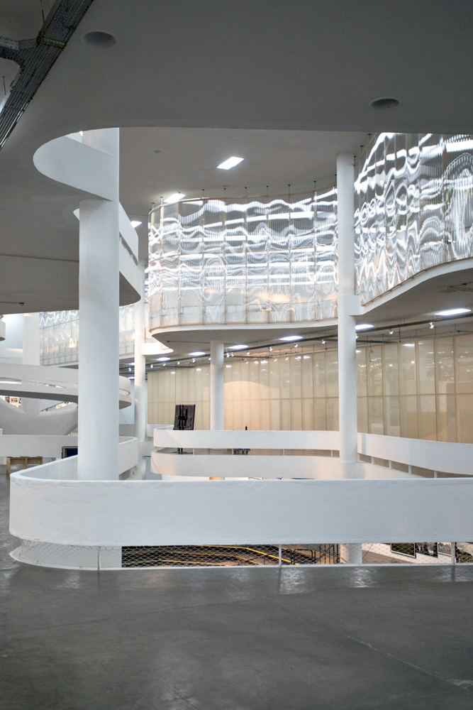 Homem tem fratura exposta após ficar preso em elevador da Bienal de Artes