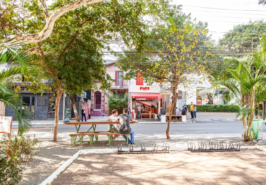 Salão ao ar livre: praça foi adotada e revitalizada pela lanchonete