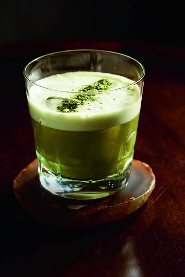 Matchá sour: com destilado shochu e chá-verde em pó Matchá sour: com destilado shochu e chá-verde em pó