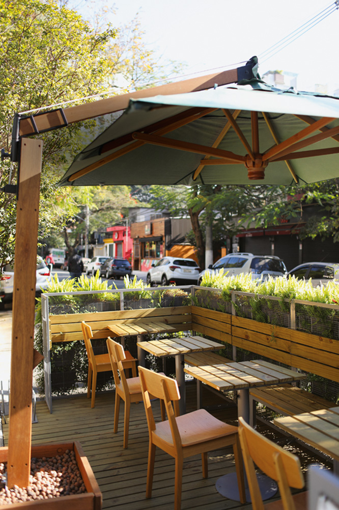 Urban Kitchen Mesas e cadeiras ao ar livre na frente do restaurante