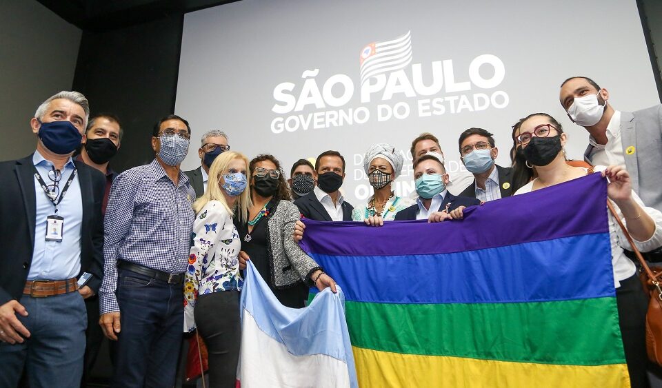 Imagem mostra políticos segurando bandeiras do orgulho LGBTQIA+