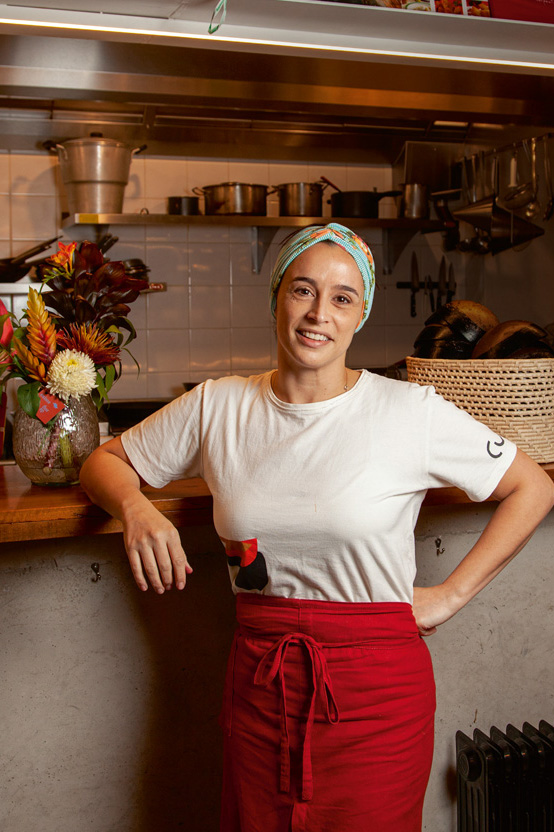 Chef Bel Coelho na cozinha do Cuia Café.