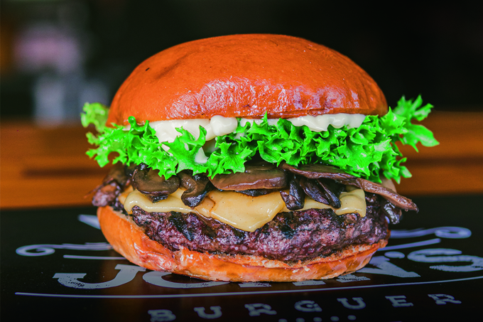 Champy: disco de carne, queijo, cogumelos e maionese com molho de ostra no brioche Champy: disco de carne, queijo, cogumelos e maionese com molho de ostra no brioche