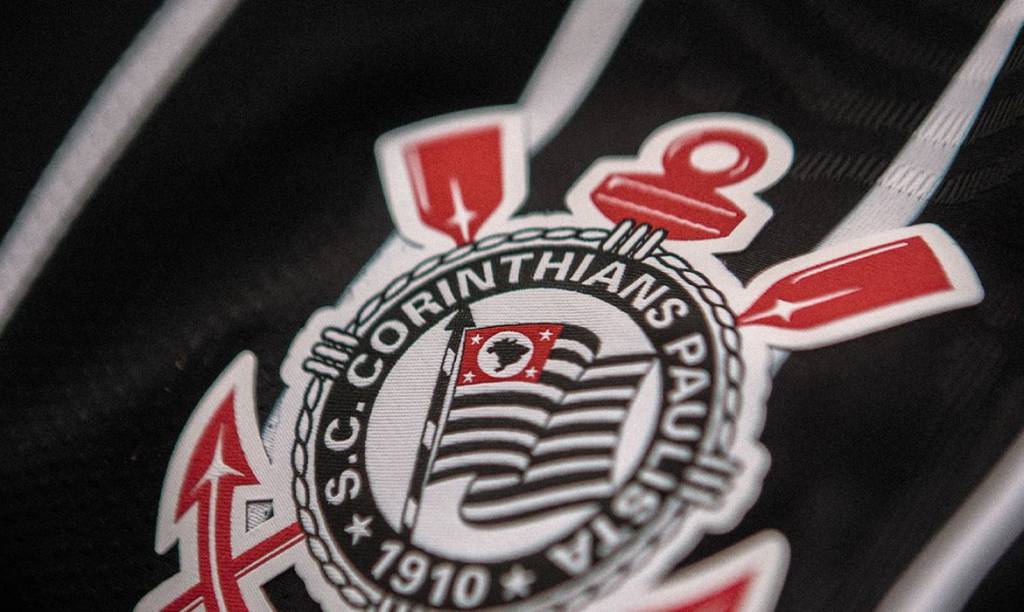 Jô diz que família foi barrada em bar por usar camisa do Corinthians