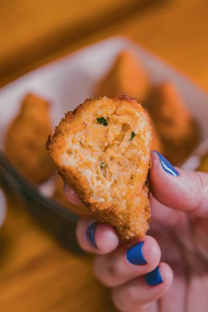 Coxinha de frango: sem massa e empanada na farinha panko