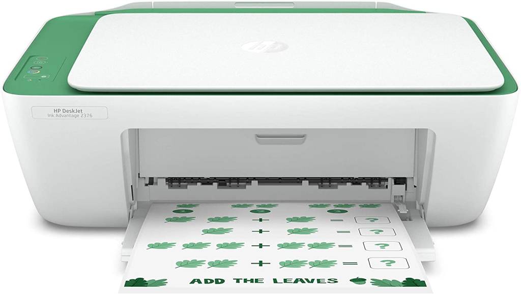 impressora Impressora branca com detalhes em verde nos cantos. Há uma folha de papel branca saindo dela impressa com folhinhas verdes