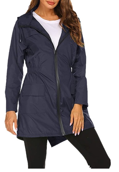 Imagem mostra s&oacute; corpo de mulher vestindo casaco no estilo sobretudo, mas leve, azul escuro