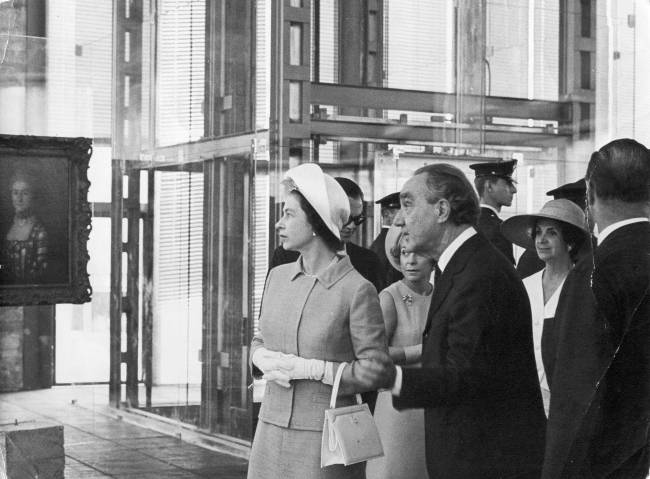 152 – 1968 – Inauguração MASP Av. Paulista II13 Foto da Rainha Elizabeth e Pietro Maria Bardi (1900-1999). Ela com chapéu, ele de paletó
