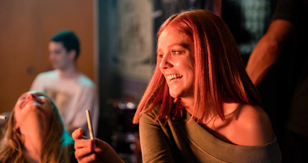 A Menina que Matou os Pais e O Menino que Matou Meus Pais (GALERIA DISTRIBUIDORA-DIVULGAÇÃO) (1) Gabi Lipes sorri em cena de filme sobre caso Richthofen