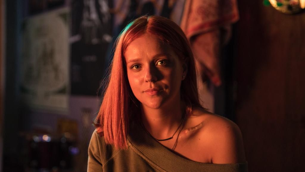 A Menina que Matou os Pais e O Menino que Matou Meus Pais (GALERIA DISTRIBUIDORA-DIVULGAÇÃO) (2) Gabi Lipes encara a câmera em cena de filme sobre caso Richthofen