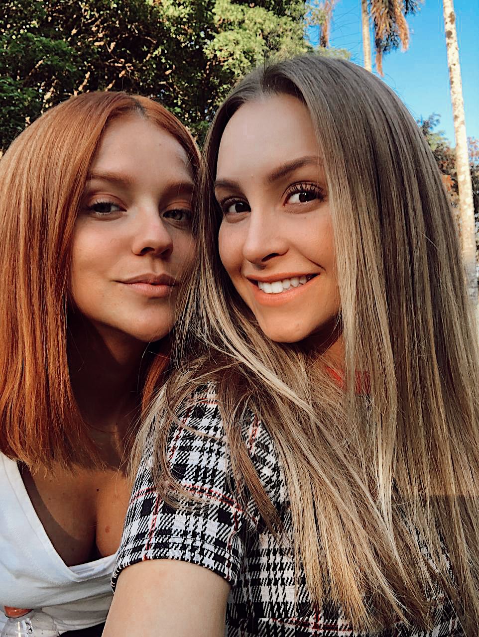 A Menina que Matou os Pais e O Menino que Matou Meus Pais (GALERIA DISTRIBUIDORA-DIVULGAÇÃO) (7) Gabi Lopes e Carla Diaz tiram selfie em cena de filme do Prime Video.