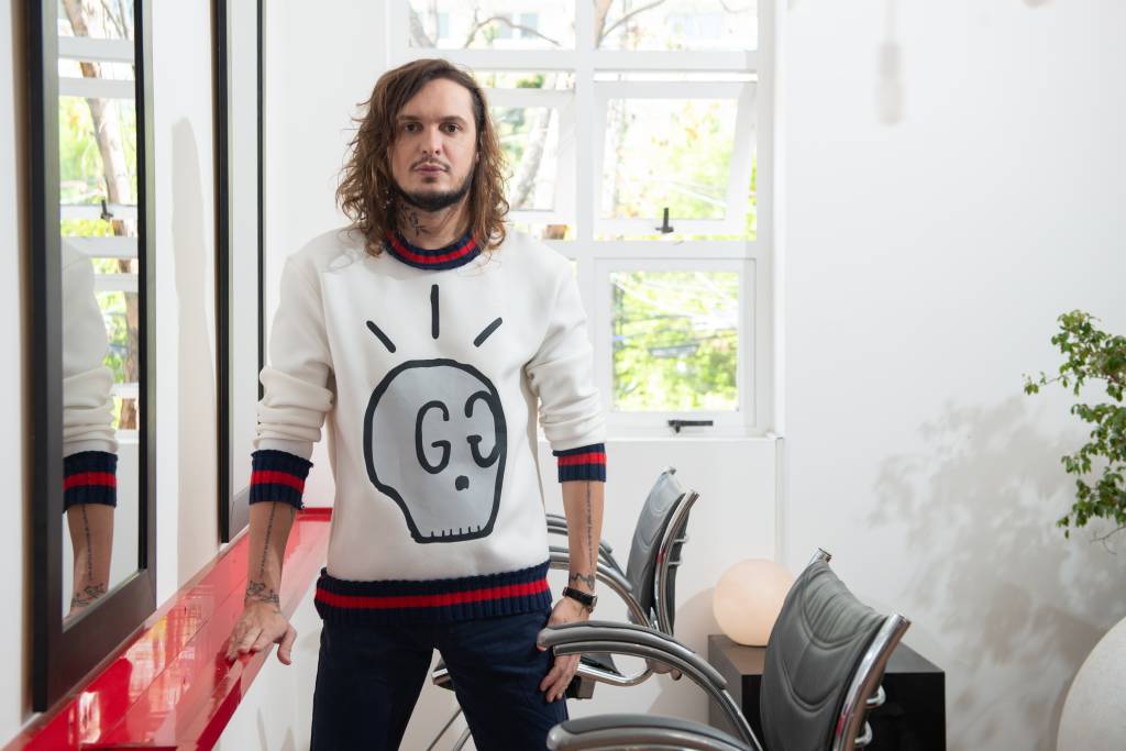 Dono de baladas da Augusta investe no mundo da beleza com salão retrofuturista