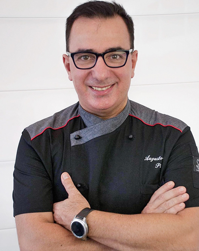 O chef Augusto Piras de d&oacute;lm&atilde; preto e bra&ccedil;os cruzados.