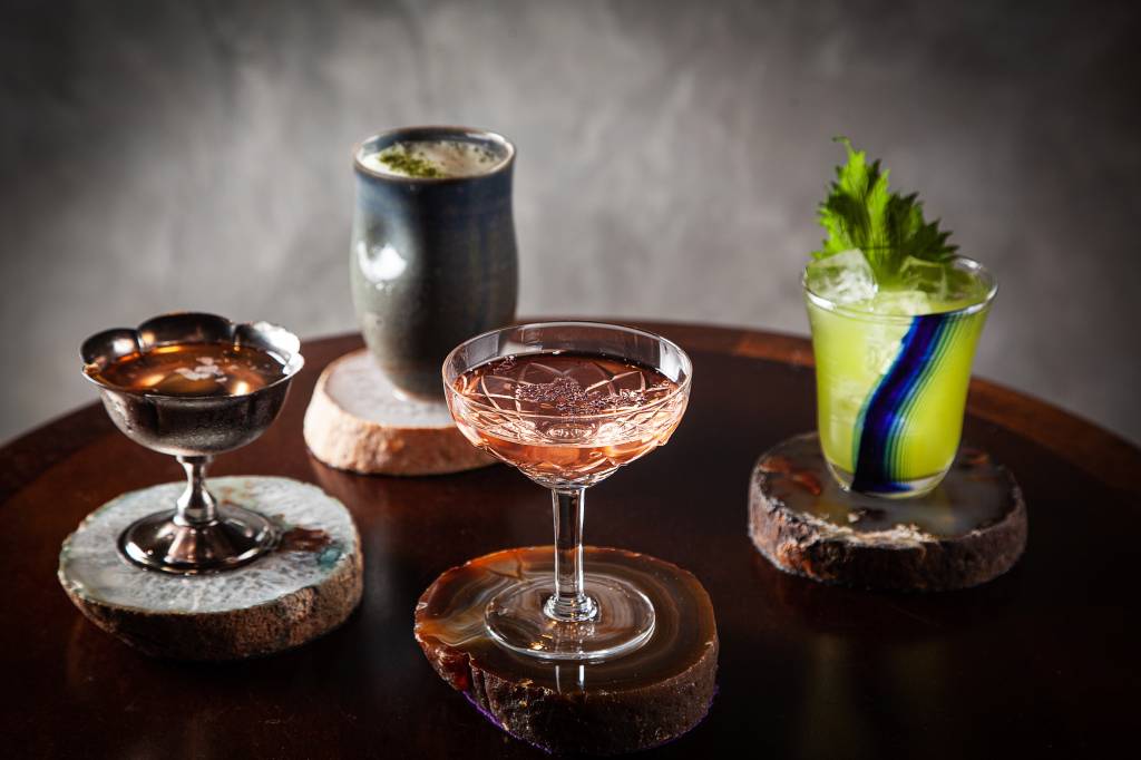 Discreto bar de drinques à moda japonesa fica escondido em galeria