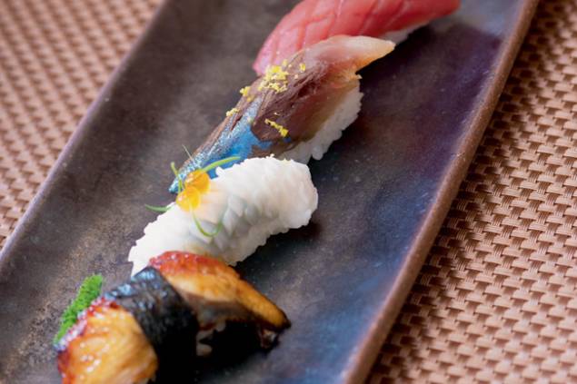 Sushis variados: chutoro, sardinha chamuscada, lula com shissô e unagui Sushis variados: chutoro, sardinha chamuscada, lula com shissô e unagui