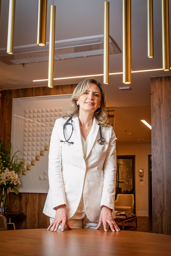 Ludhmila Hajjar 1 Retrato da cardiologista Dra. Ludhmila Hajjar em seu consultório, na Vila Olímpia