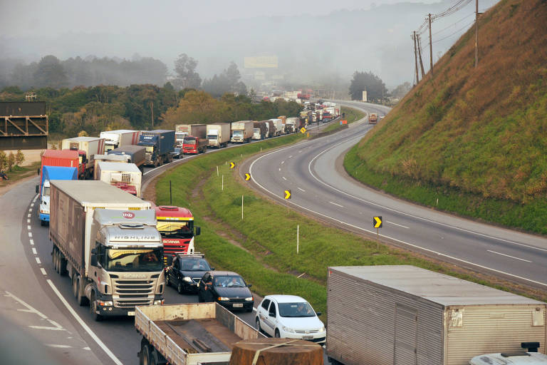 Caminhoneiros bolsonaristas bloqueiam Rodovia Régis Bittencourt