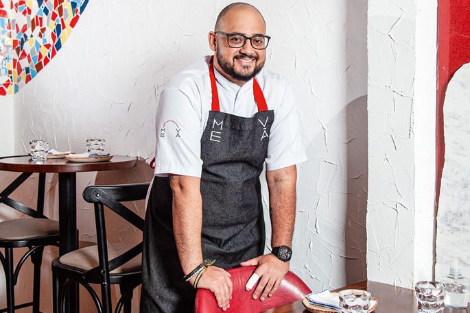 Me Vá Na foto, o chef Marco Aurélio Sena posa no salão do restaurante Me Vá