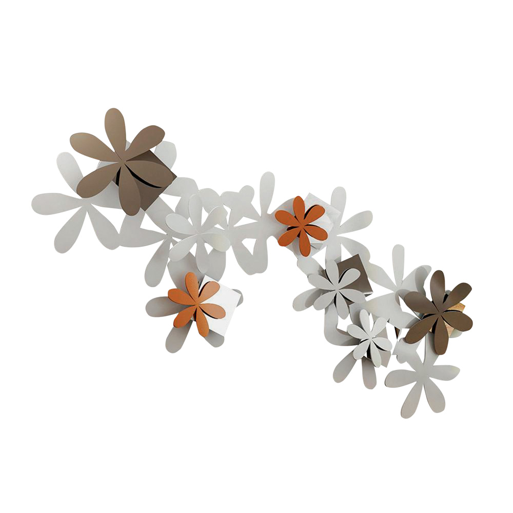 adorno de parede.jpg Um adorno de parede tem dezenas de flores na horizontal juntas que formam uma escultura. A maioria das flores é toda branca, duas são laranjas e outras três são marrons