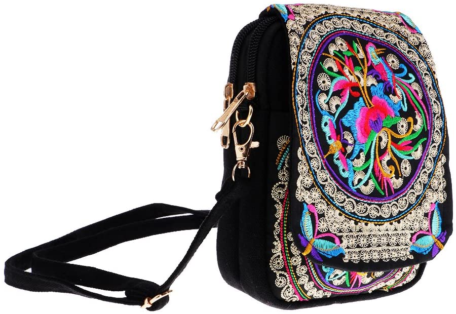 bolsa de ombro Bolsa de ombro preta. Há bordados coloridos, como em uma mandala. No centro, há uma mistura de flor com as várias cores