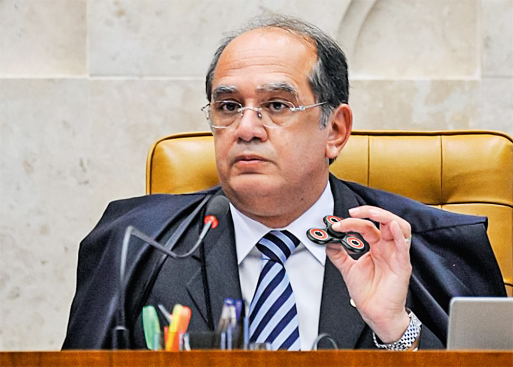 Gilmar Mendes, presidente do TSE, com um “hand spinner”. Gilmar Mendes, presidente do TSE, com um